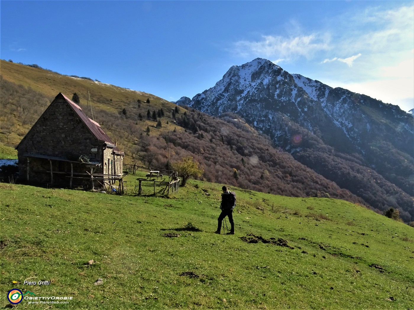 20 Baita Baciamorti (1453 m) con vista sul Venturosa (1099 m).JPG